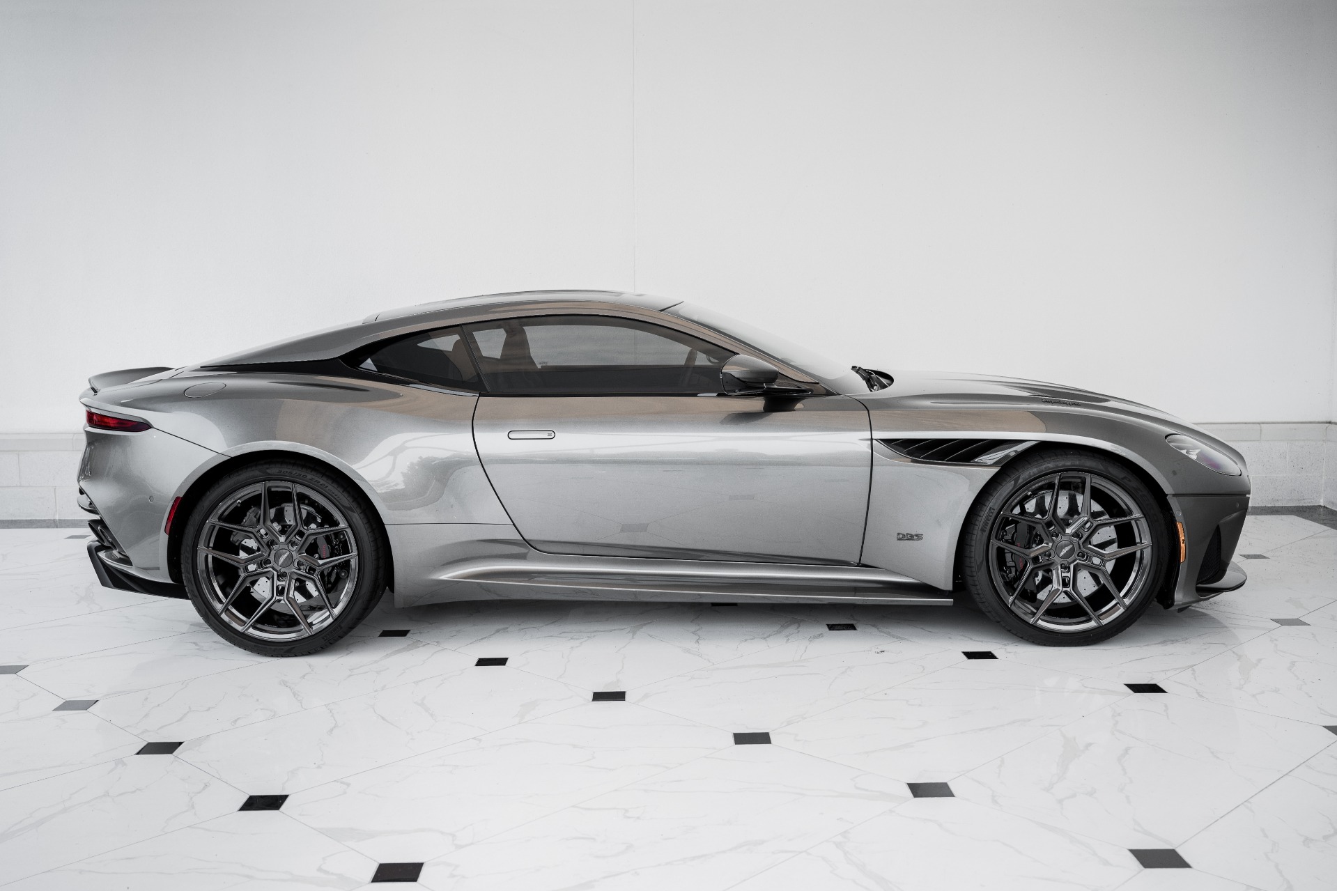 KCON 2019 m2 ジュン Used 2019 Aston Martin DBS Superleggera Coupe For Sale (Sold