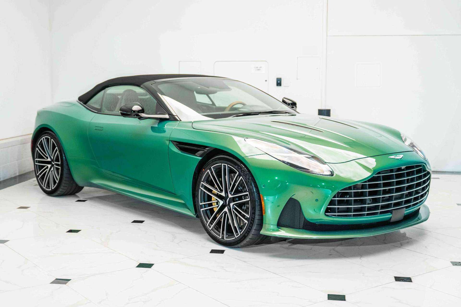 カーボンバトンホイール グリーン New 2024 Aston Martin DB12 Volante For Sale | Exclusive Automotive