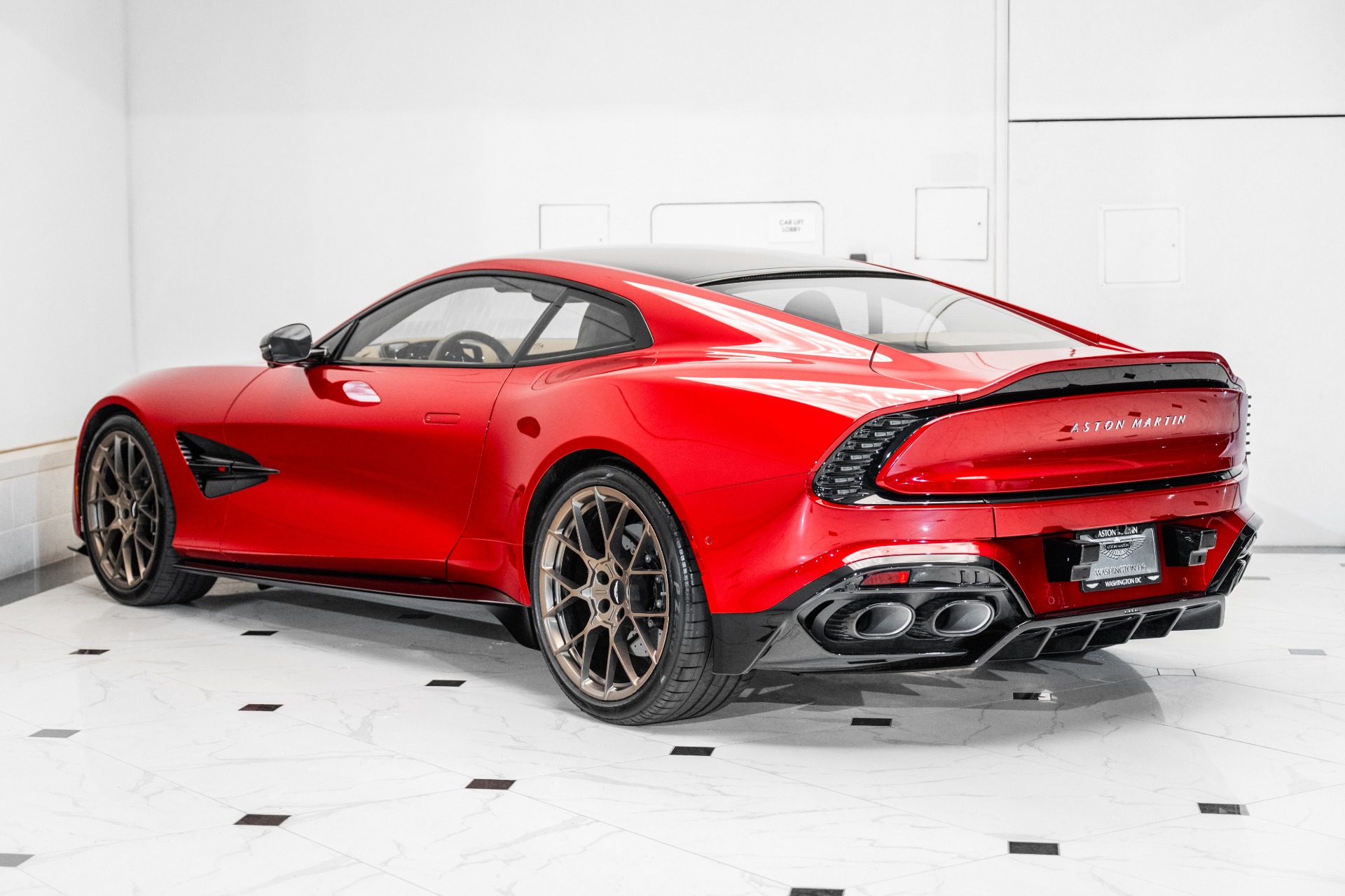 【ほぼ新品】VANQUISH ヴァンキッシュ Red-1 Aston Martin 1/18 Scale Vanquish